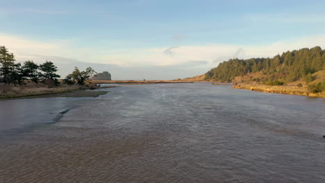 vuelo aéreo hacia atrás sobre la costa de oregon del río sixes río arriba