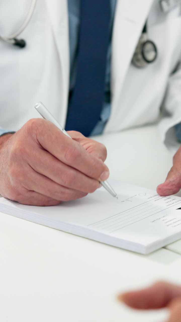 Médico escrevendo receita ou anotações médicas durante a consulta.