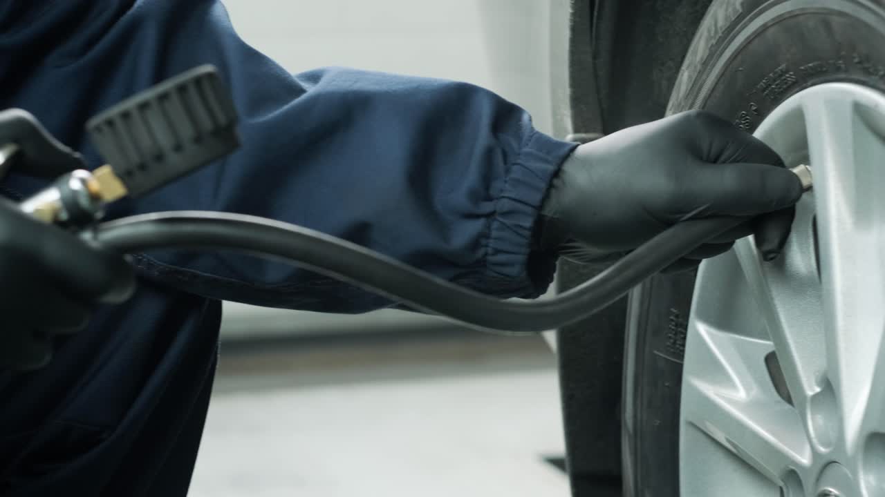 mecánico inflando un neumático de coche