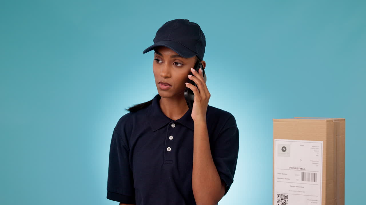 Chiamata telefonica, pacco del corriere e donna arrabbiata che parla