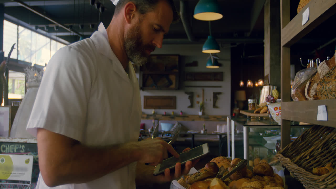 chef manteniendo registros en la tableta 4k