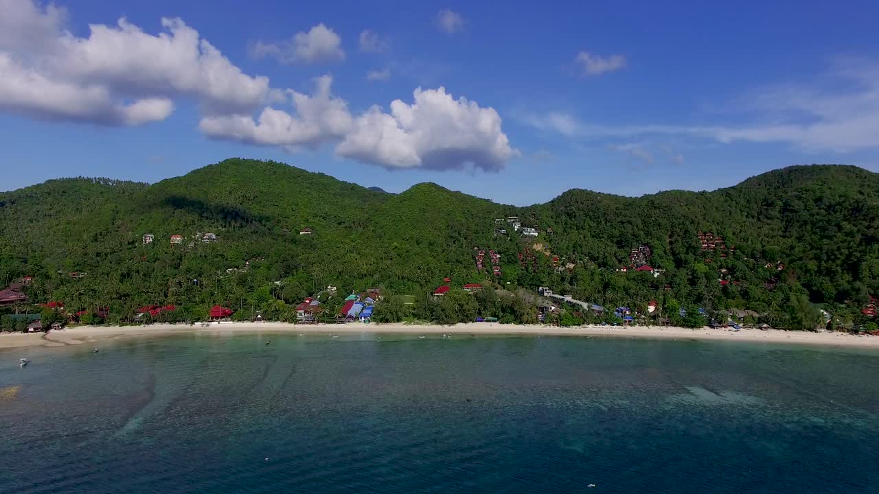 una toma aérea de un avión no tripulado, y lentamente retrocediendo para revelar el resto de la vista de la playa de haad yao en koh phangan en tailandia