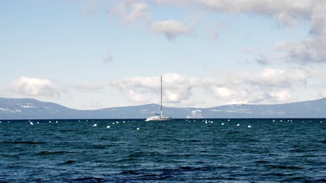 태호 호수 (lake tahoe) 에서 보트와 보이 (boy) - 구름이 많은 날에 캘리포니아, 드 헬드 스테이블