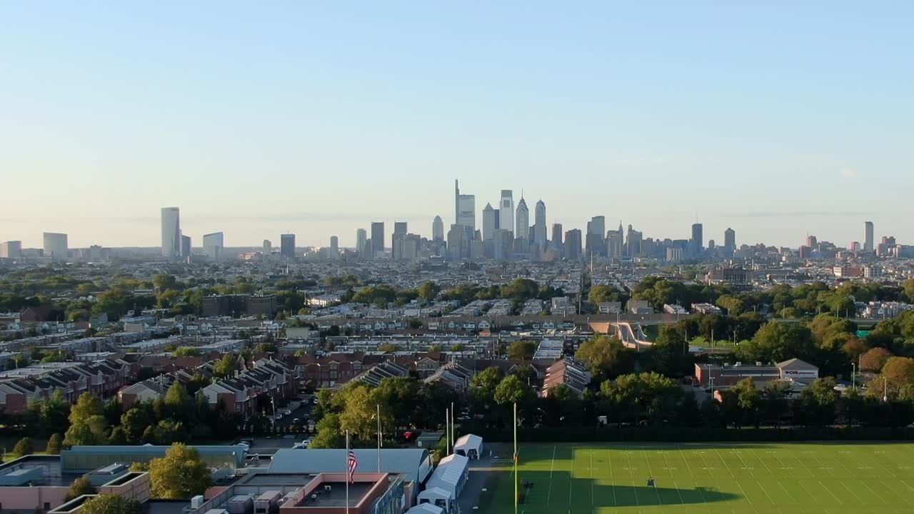 미식 축구 경기장과 필라델피아의 비즈니스 센터를 배경으로
