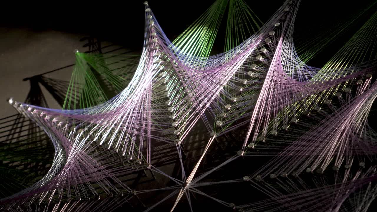 primer plano de una obra de arte con cuerdas hecha a mano en etiopía, después de ver algunos tutoriales de youtube.