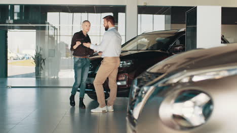 cliente y vendedor en un concesionario de automóviles