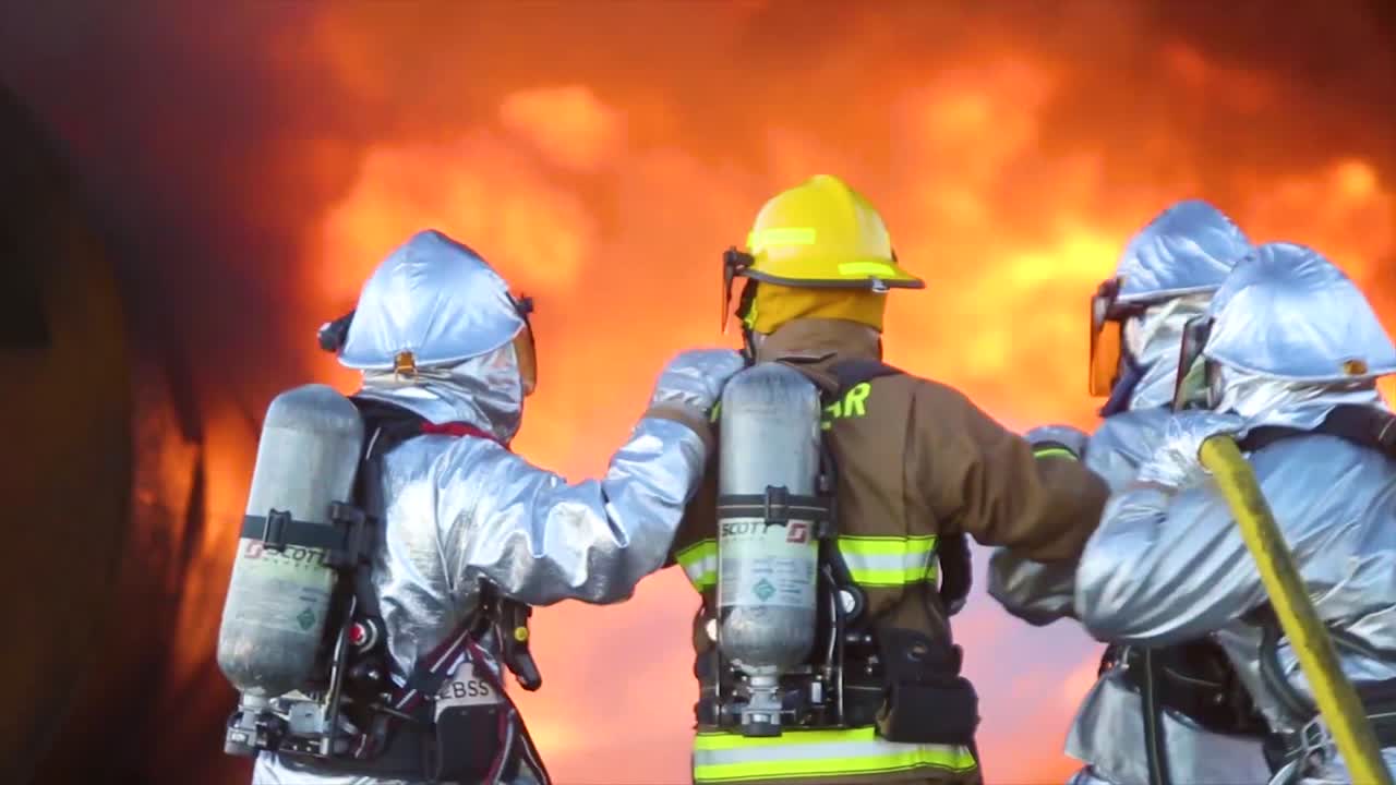 los infantes de marina de rescate y extinción de incendios (arff) realizan simulacros de contención de incendios de un accidente de avión en llamas en la estación aérea del cuerpo de marines de miramar, california 1