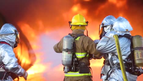 los infantes de marina de rescate y extinción de incendios (arff) realizan simulacros de contención de incendios de un accidente de avión en llamas en la estación aérea del cuerpo de marines de miramar, california 1