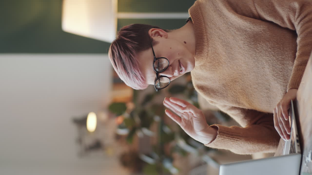 молодая женщина работает на ноутбуке в кафе