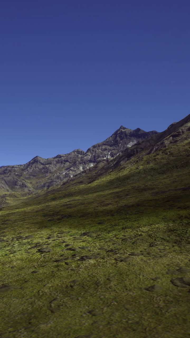 Colline ondulate e cime scoscese creano un panorama mozzafiato