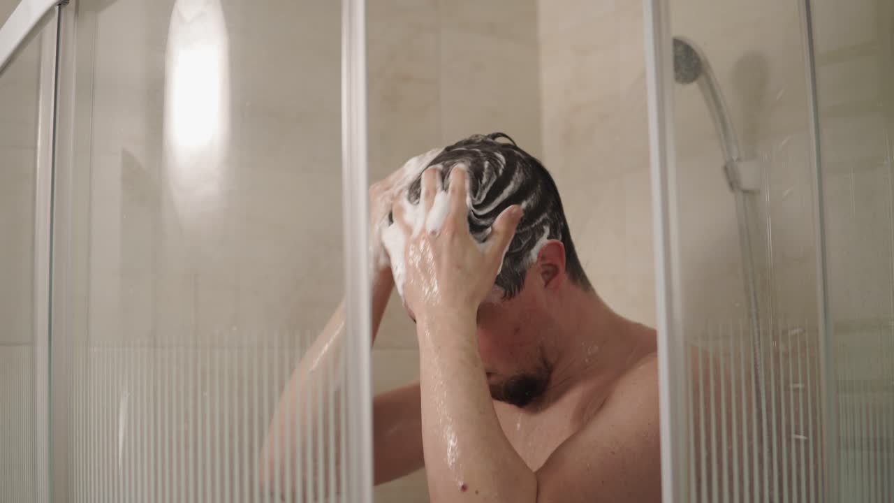 샤워실에서 머리를 는 남자