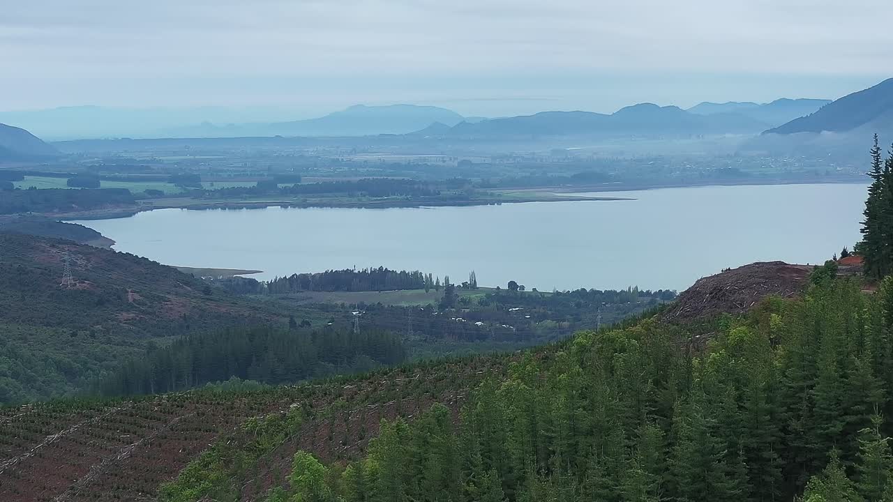 Utsikt over Colbún-sjøen og området rundt i Chile på en overskyet dag.