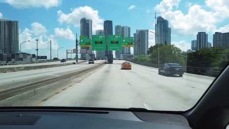 Auto-Fährt-Zum-Hafen-Von-Miami