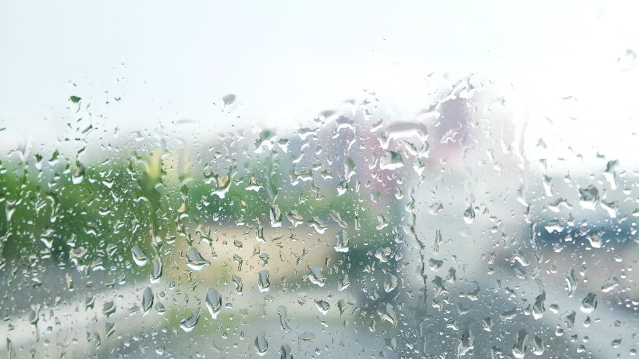 은 창문에 방울이 떨어지는 것