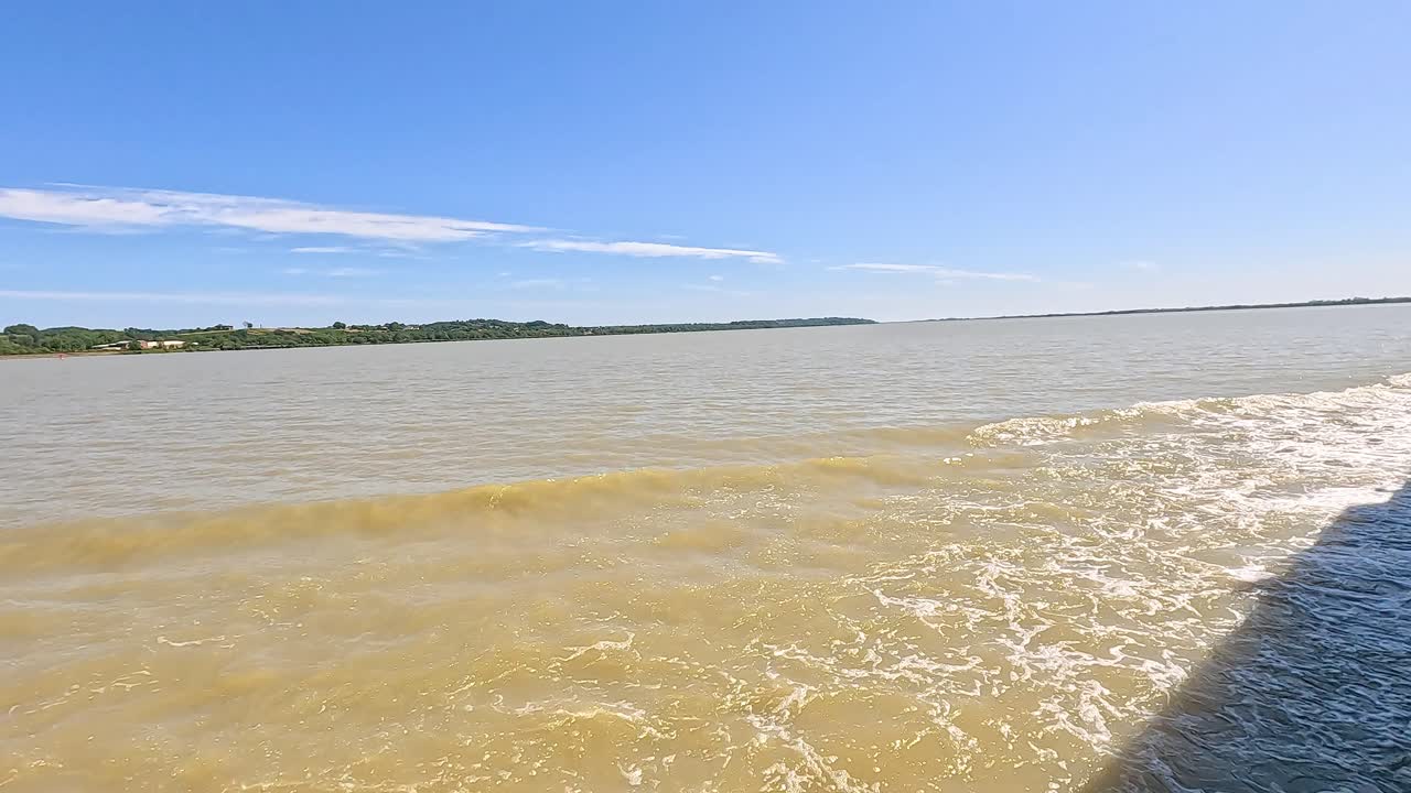 barco moviéndose a través del río con vistas panorámicas
