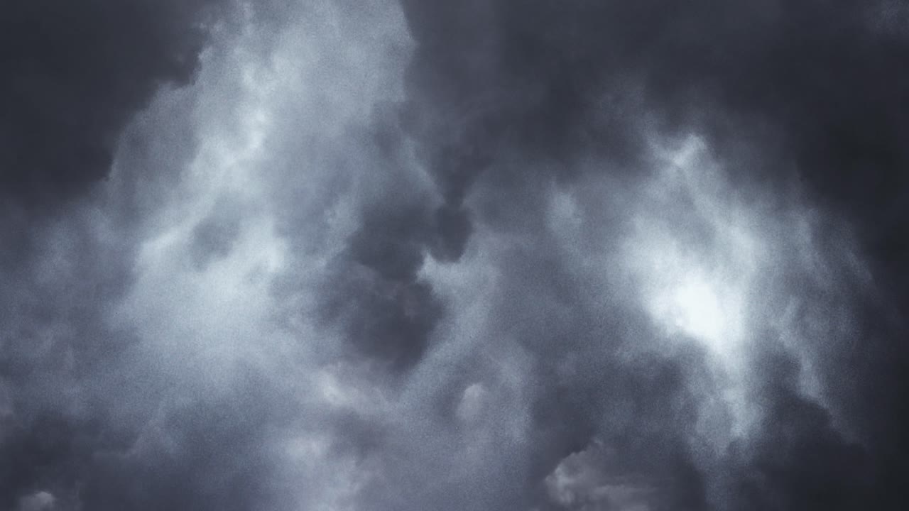 tormentas eléctricas de 4k y relámpagos en las nubes oscuras de columnibus