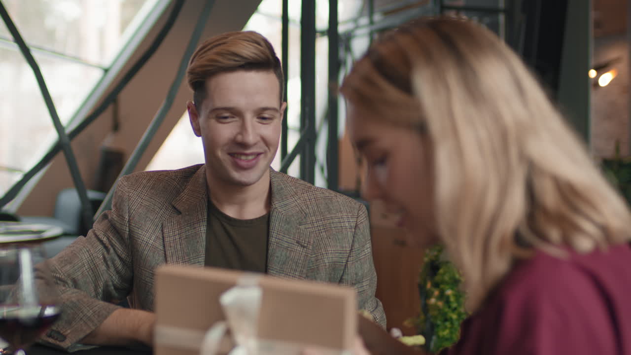 pareja celebrando una ocasión especial en un restaurante