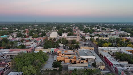 Luftdrohne-Fliegt-über-Valladolid,-Mexiko-Stadt,-Blauer-Rosa-Himmel,-Magische,-Erstklassige-Aussicht-Auf-Die-Halbinsel-Yucatan