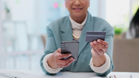 tarjeta de crédito, fintech y teléfono con las manos de una mujer