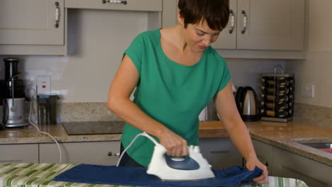 mujer planchando su ropa