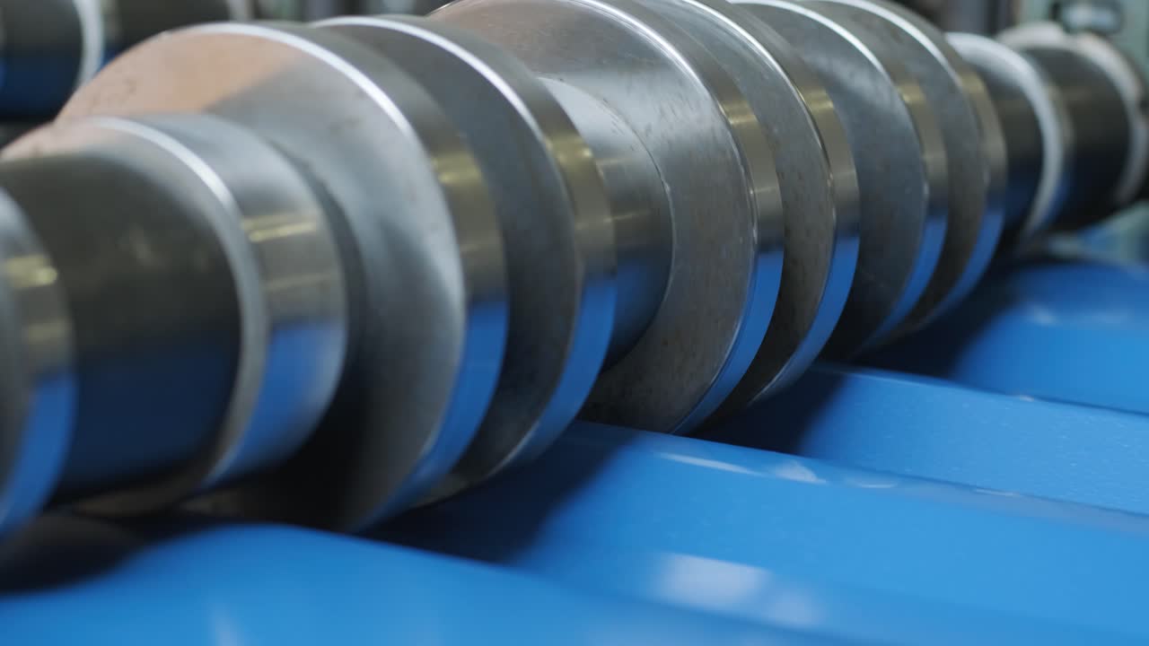 현대 금속 공장에서 금속 판을 형성하는 기계.