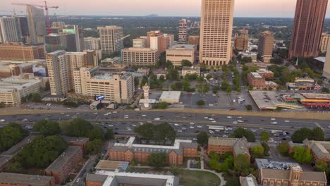 lapso de tiempo de drones volando de lado mirando hacia el este sobre la autopista interestatal del conector de atlanta