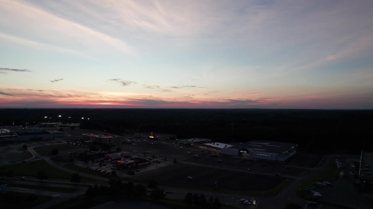 hermoso cielo crepuscular escénico con nubes rojas sobre el centro comercial por la noche