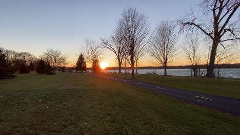 Sol-Poniéndose-En-La-Vista-Del-Horizonte-Desde-Un-Parque