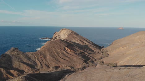 Drohnen-Pov-Fliegt-über-Felsiges-Vorgebirge-Der-Insel-Porto-Santo