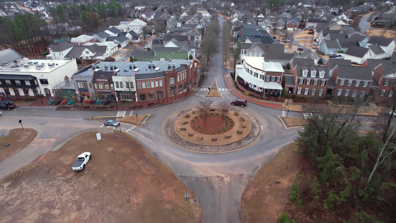 antena acercándose a las tiendas de la pequeña ciudad y a la rotonda frente al área suburbana en moss rock preserve en hoover, alabama