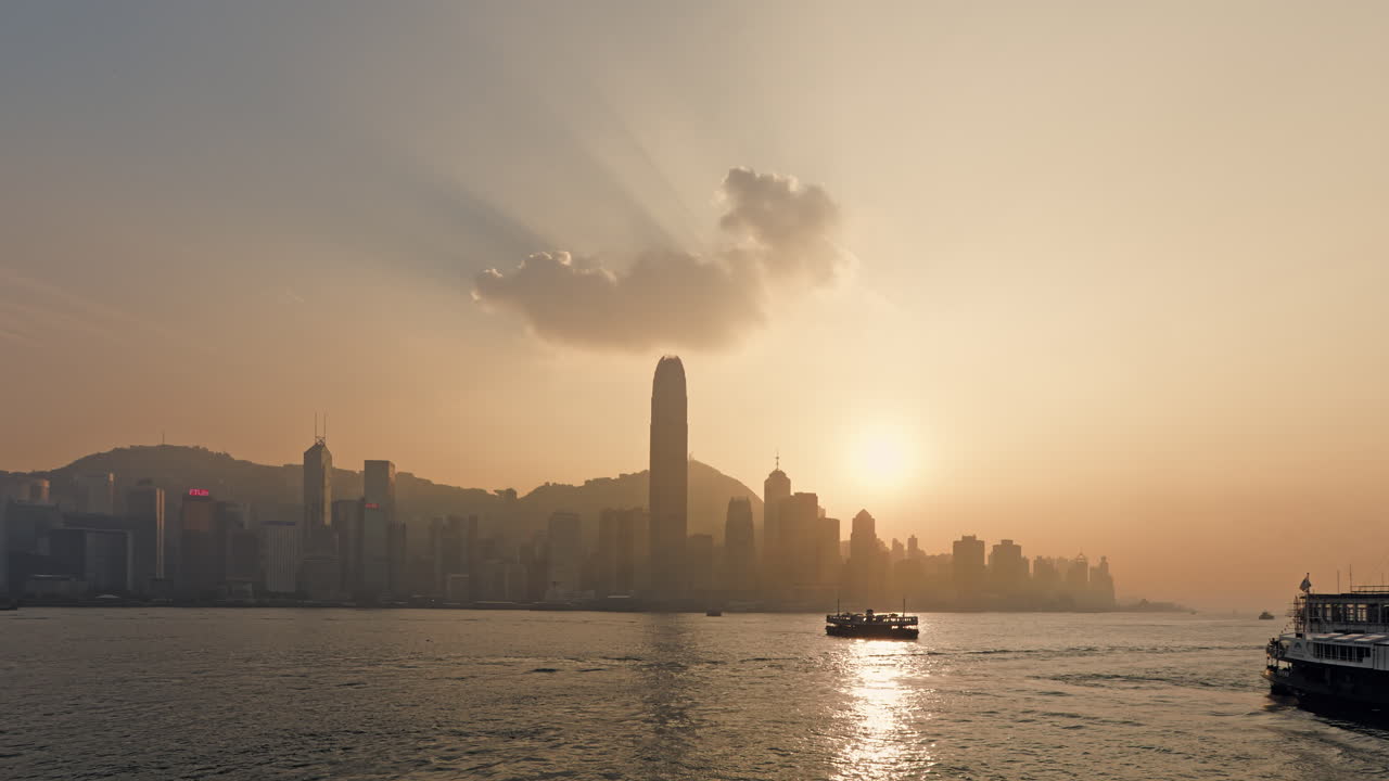 el lapso de tiempo de la isla de hong kong muestra la puesta de sol a la noche