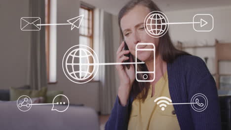 animación de iconos y procesamiento de datos sobre mujer caucásica usando teléfono inteligente.