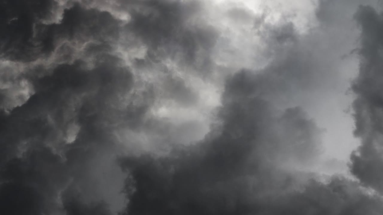 두꺼운 어두운 구름과 천둥의 전망 4k