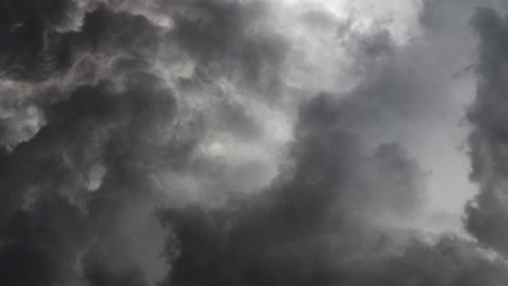 Blick-Auf-Dicke-Dunkle-Wolken-Und-Gewitter-4k