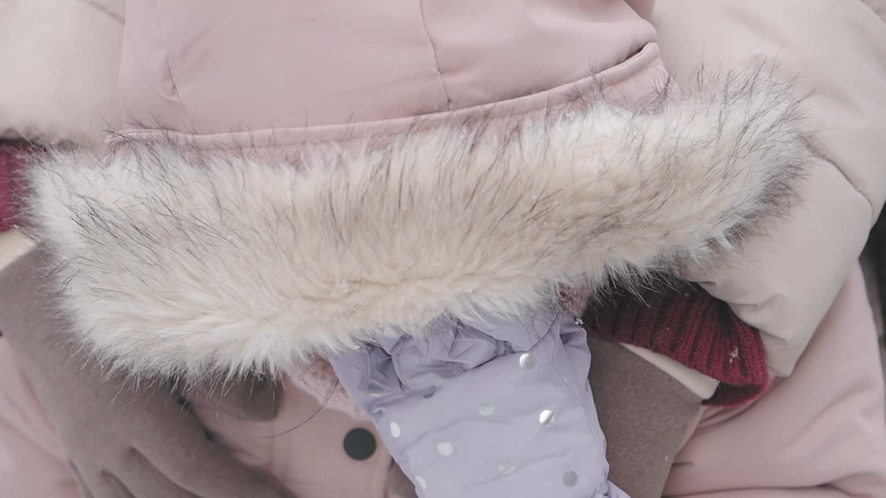 겨울에 포옹하는 아이들