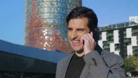 hombre de negocios hablando por teléfono móvil en la calle. ejecutivo caminando hacia el trabajo afuera