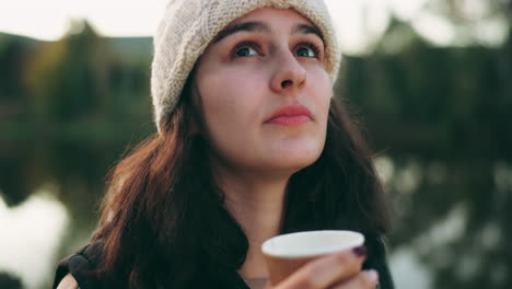 Cara,-Pensamiento-Y-Caminata-Mujer-Tomando-Café