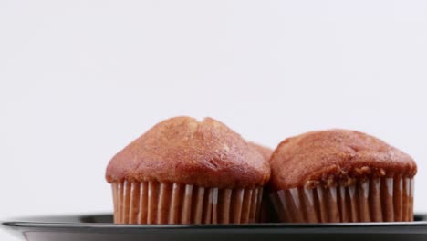 Muffins-Banane-Mit-Weißem-Hintergrund-Flachen-Fokus-Und-Langsam-Drehend