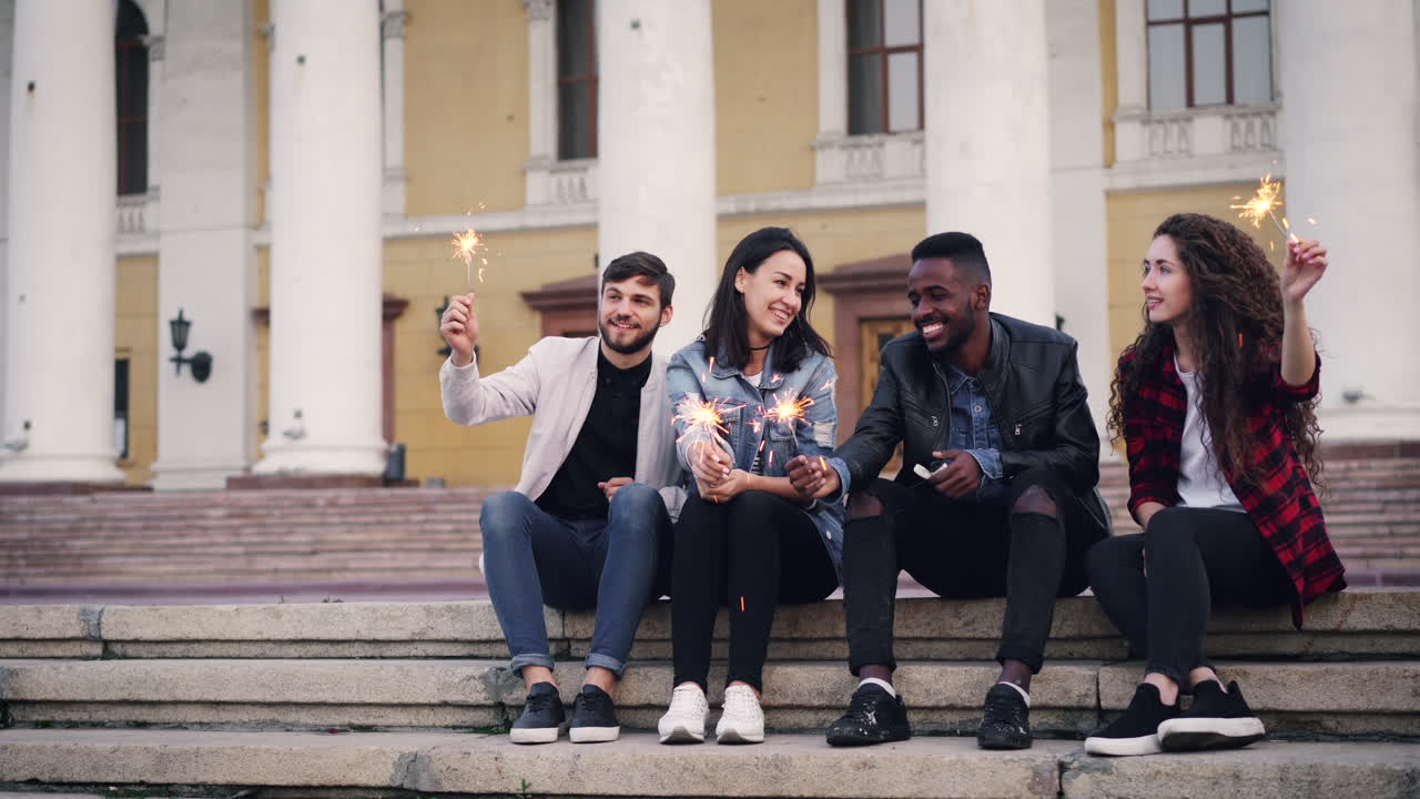 amigos celebrando con sparkler