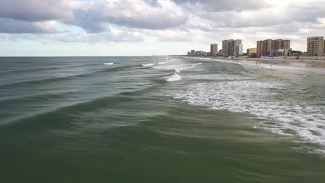 Hochgeschwindigkeits-Luftaufnahme,-Die-über-Brechende-Wellen-Am-Tropischen-Strand-In-Florida-Fliegt