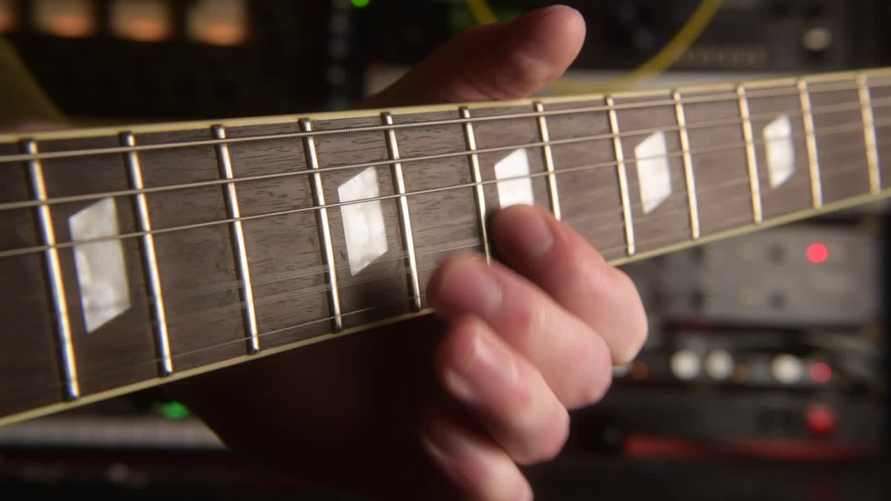 레코딩 스튜디오에서 전기 기타를 연주하는 리드