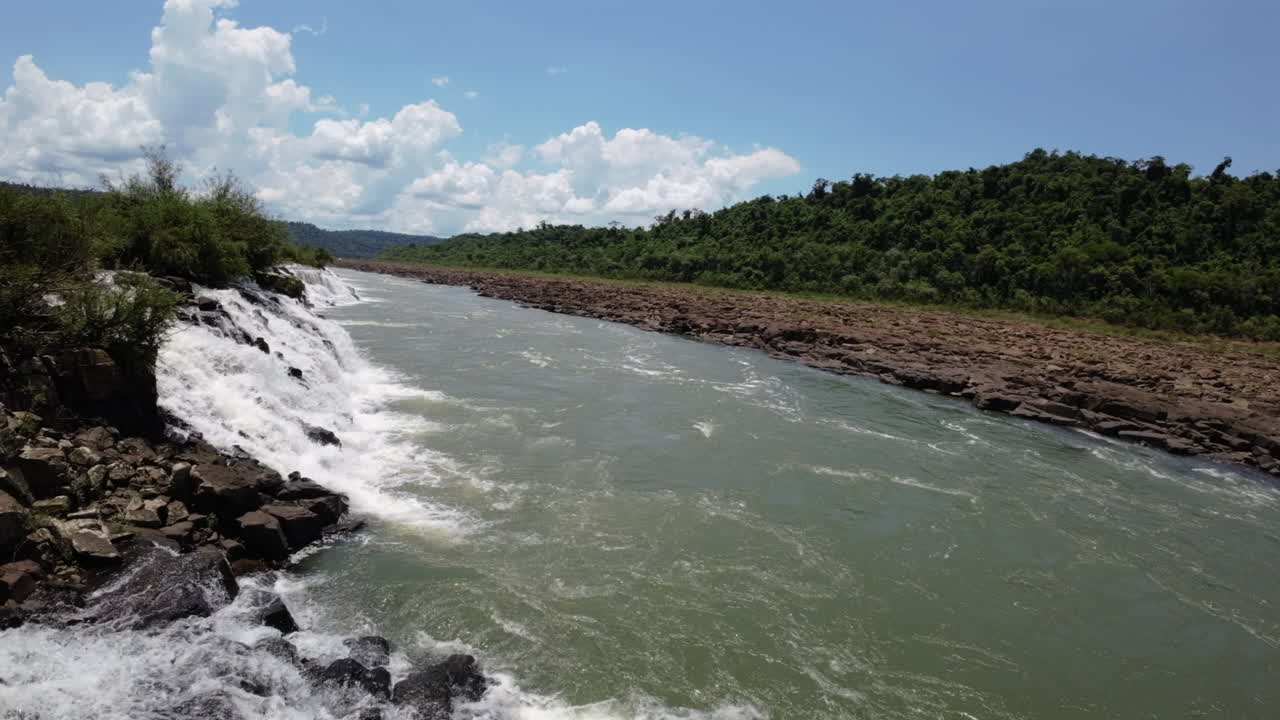 Vista aerea panoramica FPV delle Cascate del Mocona nella provincia di Misiones, Argentina