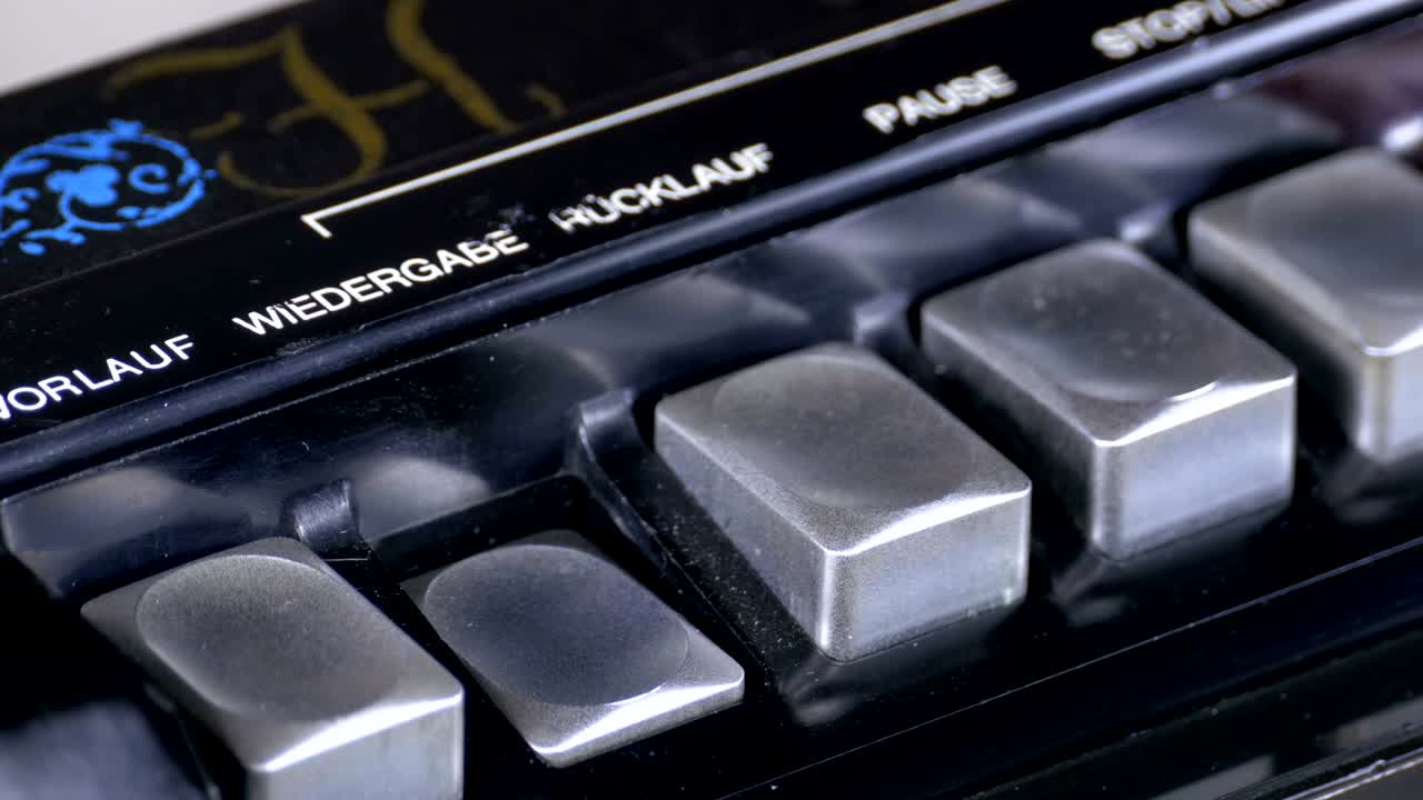 нажатие кнопки воспроизведения на старинном магнитофоне