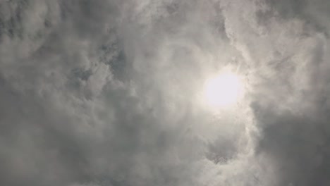 종말의 구름이 태양을 가리고 위협적으로 보입니다.