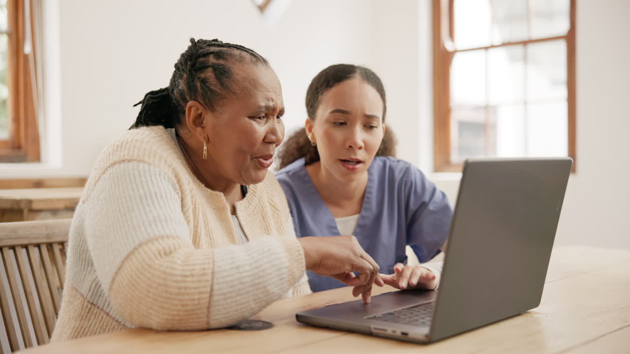 mujer mayor, hogar y enfermera con una computadora portátil