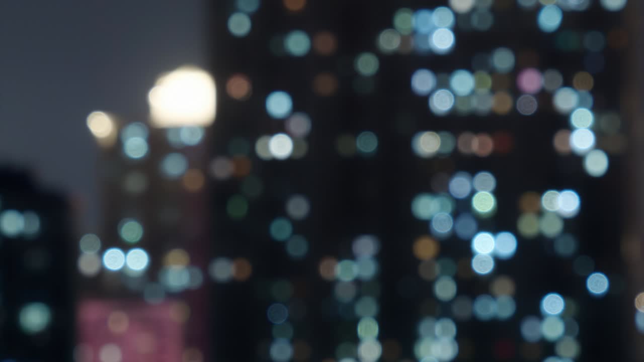 4k time lapse imágenes de la luz bokeh en edificios de apartamentos de shanghái, ciudad abarrotada china con luces desenfocadas encendiendo y apagando por la noche en la metrópolis urbana.