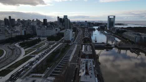 Rio-De-La-Plata-Flowing-Through-Metropolis-Of-Buenos-Aires-at-dusk,-Argentina