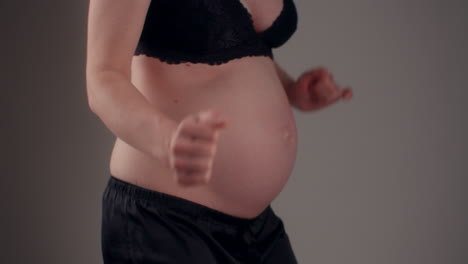 danza de la alegría mujer embarazada bailando con energía positiva