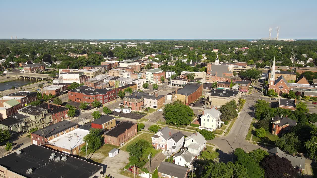 monroe, michigan, estados unidos, con el río raisin y la central eléctrica de monroe al fondo