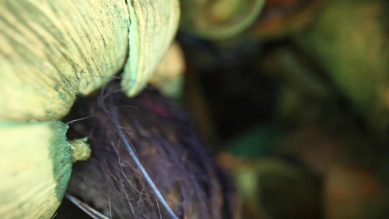 presione rápidamente para comenzar, pero luego muévase lentamente hacia un jarrón de coloridas piezas de popurrí